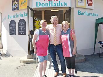 Bürgermeister Hans Pietz ist froh, im Ortskern von Pressig durch den Feko-Dorfladen die Nahversorgung gesichert zu sehen. Er dankt den Betreiberinnen Heidi Konrad (links) und Petra Fellmann im Namen des Marktes Pressig für ihren mutigen Schritt in die Selbstständigkeit vor einem Jahr. Foto: K.- H. Hofmann