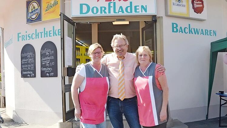 Bürgermeister Hans Pietz ist froh, im Ortskern von Pressig durch den Feko-Dorfladen die Nahversorgung gesichert zu sehen. Er dankt den Betreiberinnen Heidi Konrad (links) und Petra Fellmann im Namen des Marktes Pressig für ihren mutigen Schritt in die Selbstständigkeit vor einem Jahr. Foto: K.- H. Hofmann