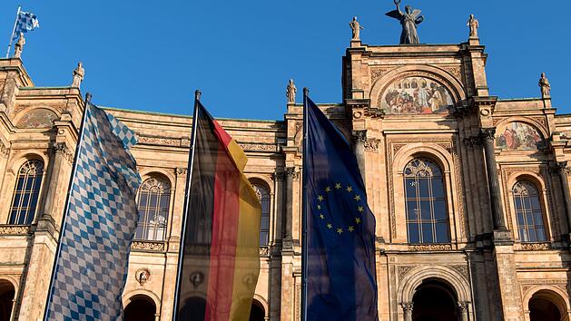 Bei dieser Landtagswahl wird die CSU den Umfragen zufolge so schlecht abschneiden wie lange nicht - und es werden wom&ouml;glich Abgeordnete aus sieben Parteien im Maximilianeum in M&uuml;nchen sitzen. Foto: Sven Hoppe, dpa