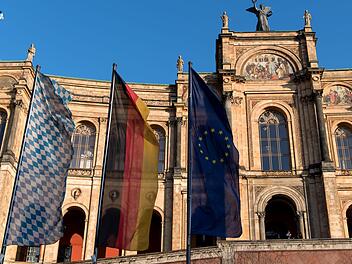 Bei dieser Landtagswahl wird die CSU den Umfragen zufolge so schlecht abschneiden wie lange nicht - und es werden wom&ouml;glich Abgeordnete aus sieben Parteien im Maximilianeum in M&uuml;nchen sitzen. Foto: Sven Hoppe, dpa