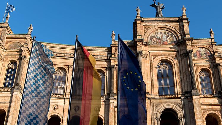 Bei dieser Landtagswahl wird die CSU den Umfragen zufolge so schlecht abschneiden wie lange nicht - und es werden womöglich Abgeordnete aus sieben Parteien im Maximilianeum in München sitzen. Foto: Sven Hoppe, dpa