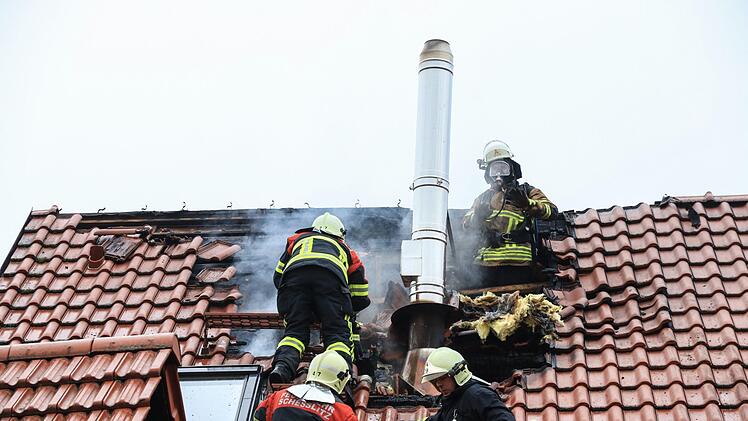 Altendorf: Brand in Wohnhaus - Feuerwehr und Co. mit rund 100 Einsatzkräften vor Ort