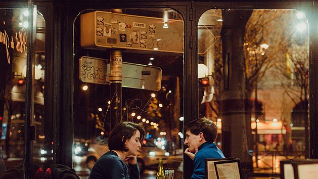 In sozialen Netzwerken macht die Geschichte eines ersten Dates die Runde. Wer muss die Rechnung beim ersten Treffen bezahlen? Ein junger Mann erzählt, wie es ihm erging.  Symbolbild: unsplash.com/Huy Phan