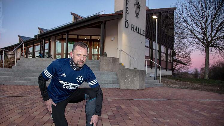 Noch schnürt Bertram Wich die Laufschuhe nur für den abendlichen Trainingslauf, doch am Sonntag 10. März, wird es ernst. Dann startet er seinen Spendenlauf "Run-Fifty" für "Milahs Nest".      Foto: Klaus Gagel
