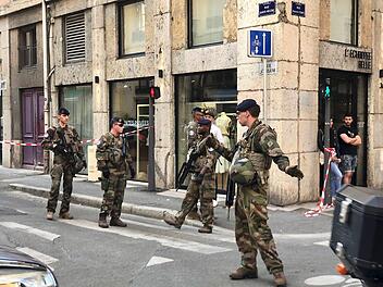 Vor einer B&auml;ckerei in Lyon (Frankreich) hat sich am Freitag eine Explosion ereignet. Foto: Sebastien Erome/AP/dpa