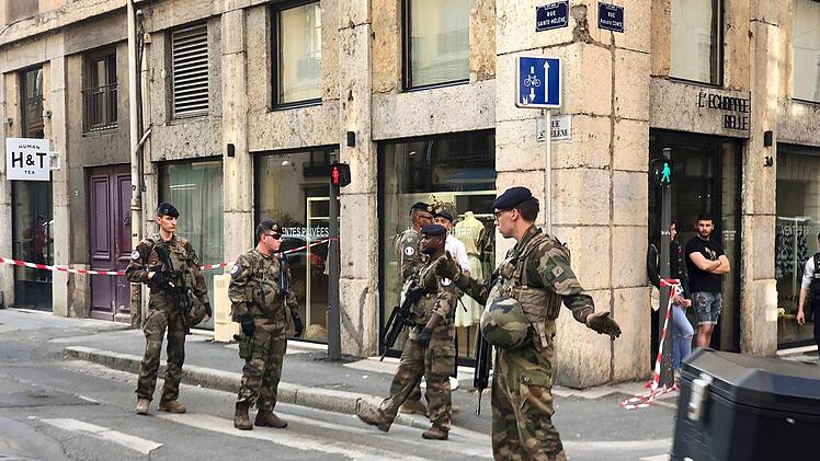 Vor einer B&auml;ckerei in Lyon (Frankreich) hat sich am Freitag eine Explosion ereignet. Foto: Sebastien Erome/AP/dpa