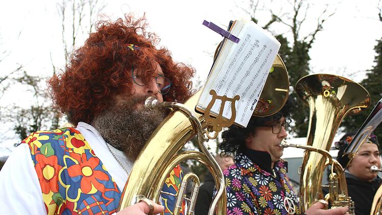 Ein Hippie-Musiker der Stadtkapelle. Merke: Auch Hippies können Blasmusik.