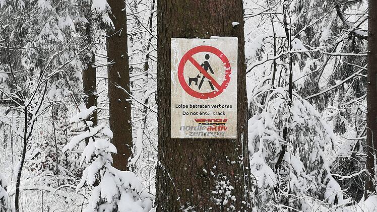 Nicht deutlich genug? Die Verbotsschilder im Loipenpark am Roten Moor werden kaum wahrgenommen und beachtet.  Foto: Marion Eckert