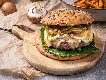 Wie wäre es zum Beispiel mal mit einem Herbstburger mit Birnenkompott und Süßkartoffelpommes?
