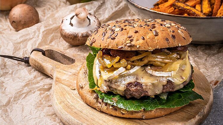 Wie wäre es zum Beispiel mal mit einem Herbstburger mit Birnenkompott und Süßkartoffelpommes?