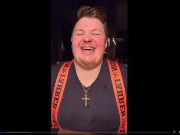 Mann grast auf bayerischer Wiese - Comedian Addnfahrer geht mit Lachanfall-Video viral