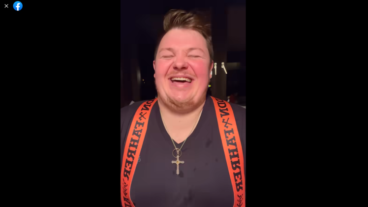 Mann grast auf bayerischer Wiese - Comedian Addnfahrer geht mit Lachanfall-Video viral