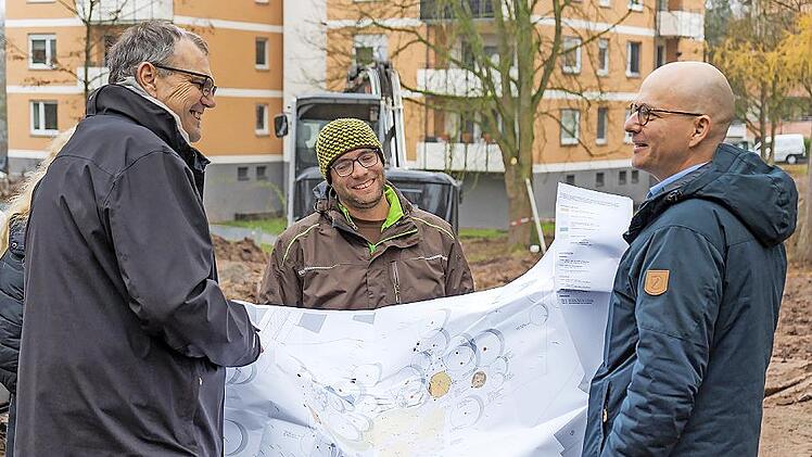 Inspizierten die Baustelle Naturerfahrungsraum: (von links) Thomas Achstetter, Planungsb&uuml;ro arc gr&uuml;n, Sebastian Metz, Gartendesign Metz GmbH sowie Oberb&uuml;rgermeister Dirk Vogel.