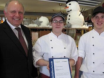Ausbildungsbotschafter Andreas Poth mit den beiden Koch-Azubis Carina Druckenbrod (drittes Lehrjahr) und Julius Granow (zweites Lehrjahr) werden mit den Achtklässern kochen. Foto: Monika Schütz