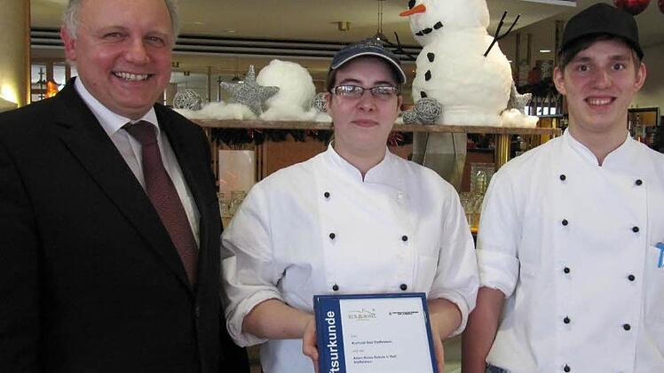 Ausbildungsbotschafter Andreas Poth mit den beiden Koch-Azubis Carina Druckenbrod (drittes Lehrjahr) und Julius Granow (zweites Lehrjahr) werden mit den Achtklässern kochen. Foto: Monika Schütz