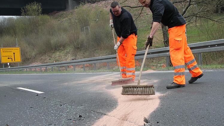 Die Straßenmeisterei war mit vier Leuten vor Ort, die alles sauber machten.
