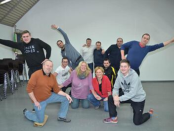 Das Männerballett mit seinen Trainerinnen bei der Probe für die Büttenabende: (von links vorne kniend) Fritz Treuner, Christopher Daum, Renate Barnickel, Silke Tannhäuser, Jens Völk, Marco Daum, (dahinter stehend von links) Florian Müller, Markus Löffler, Michael Leitz, Markus Lehmann, Michael Dorschner und Felix Keim. Es fehlen Lukas Pfadenhauer und Leander Bach.  Foto: Karl-Heinz Hofmann