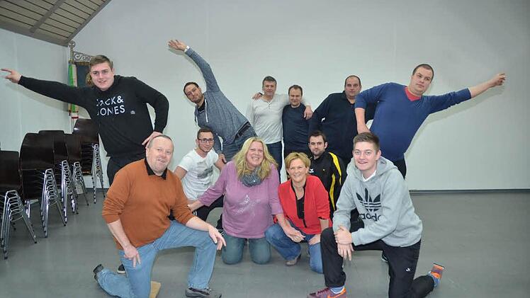 Das Männerballett mit seinen Trainerinnen bei der Probe für die Büttenabende: (von links vorne kniend) Fritz Treuner, Christopher Daum, Renate Barnickel, Silke Tannhäuser, Jens Völk, Marco Daum, (dahinter stehend von links) Florian Müller, Markus Löffler, Michael Leitz, Markus Lehmann, Michael Dorschner und Felix Keim. Es fehlen Lukas Pfadenhauer und Leander Bach.  Foto: Karl-Heinz Hofmann