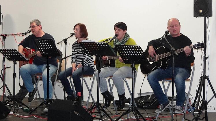 Die Kirchenband "Unterwegs" lockerte den Festakt mit ihrer Musik auf.