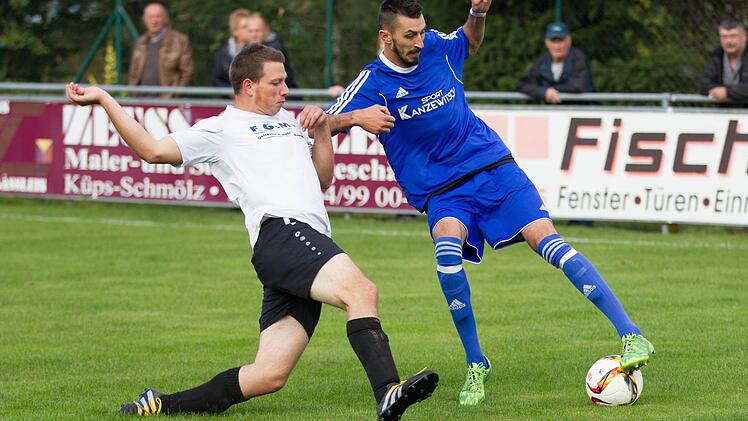 Schon 25 Treffer hat Kevin van Bürck (rechts) vom FSV Ziegelerden in dieser Saison erzählt, genau so viele wie sein Kollege Dominik Schirmer und der Neufanger Frank Tucci (Kreisklasse 4). Foto: Heinrich Weiß