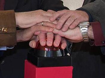 Hand in Hand haben etliche Stellen zum Gelingen beigetragen. Vereint schalteten am Donnerstag die Vertreter von Handwerk, IHK Würzburg-Schweinfurt, Landratsamt und Designerfirma das neue Wirtschaftsportal Haßberge frei. Foto: Ulrike Langer