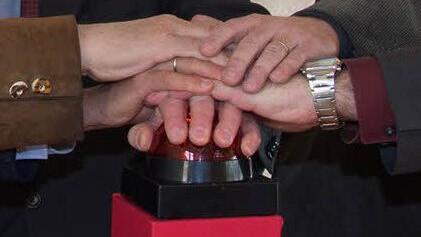 Hand in Hand haben etliche Stellen zum Gelingen beigetragen. Vereint schalteten am Donnerstag die Vertreter von Handwerk, IHK Würzburg-Schweinfurt, Landratsamt und Designerfirma das neue Wirtschaftsportal Haßberge frei. Foto: Ulrike Langer