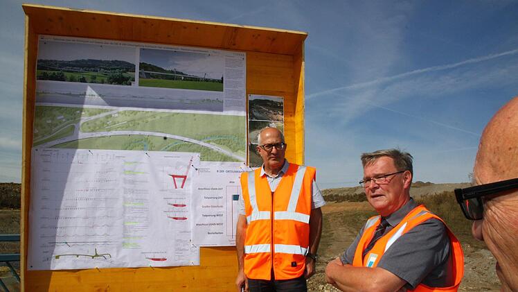 Projektleiter  Fritz Baumgärtel vom Staatlichen Bauamt Bayreuth (vorne) und sein Kollege Christoph Schultheiß (Abteilungsleiter Brückenbau). Foto: Jürgen Gärtner