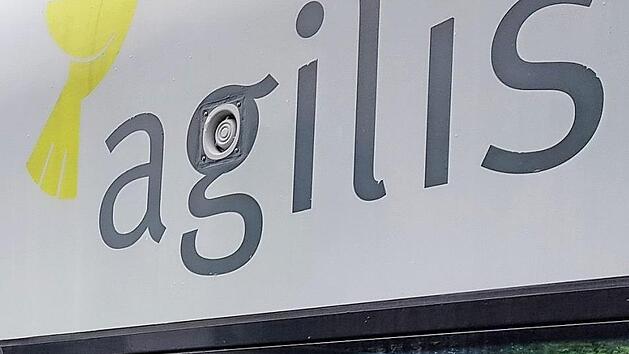 Haltstation in Ebern für den agilis-Zug. Im Fenster spiegelt sich das moderne Gebäude der Grundschul-Mensa. Foto: Eckehard Kiesewetter