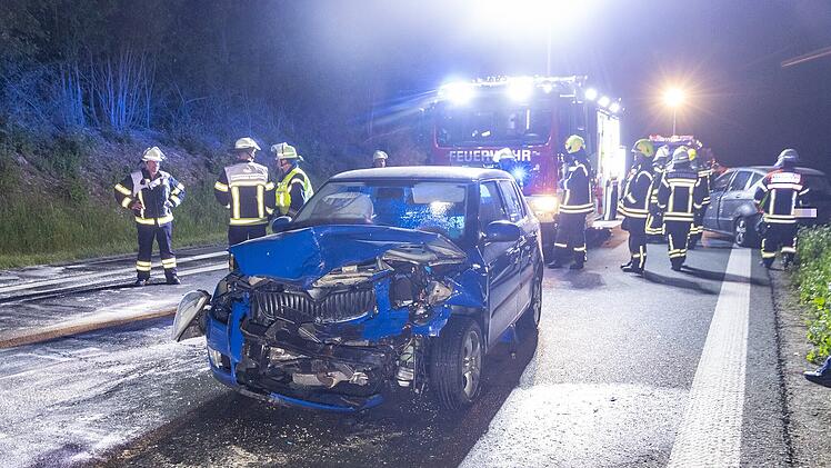 A73 bei Bamberg: Heftiger Auffahr-Unfall f&uuml;hrt zu Sperrung - 19-J&auml;hriger rast in Mercedes-Heck