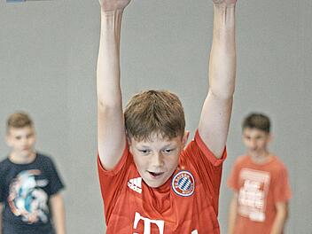Siebtklässler Julian Stranzik aus Oberwildflecken hangelte sich geschickt durch den Ninja-Warrior-Parcours. Schweißtreibend war es trotzdem.