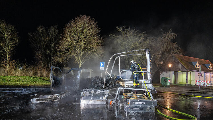 A70 im Kreis Haßberge: Fahrer (19) bemerkte Ruckeln - Transporter geht in Flammen auf