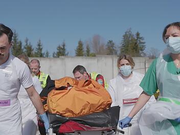 Die Kameras d&uuml;rfen die Arbeit in der Unfallklinik aus n&auml;chster N&auml;he begleiten.