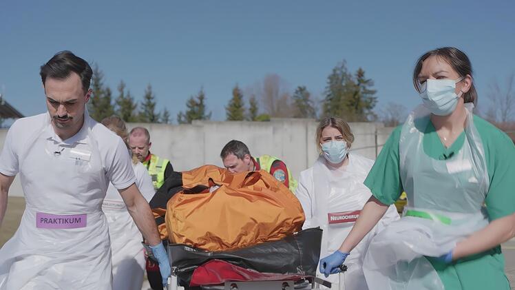 Die Kameras d&uuml;rfen die Arbeit in der Unfallklinik aus n&auml;chster N&auml;he begleiten.