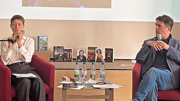 Amelie Thoma bei ihrem Besuch im Johann-Philipp-von-Sch&ouml;nborn-Gymnasium. Rechts Schulleiter Peter Rottmann. Jens Hupfer