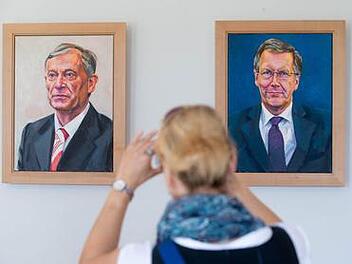 Porträts der ehemaligen Bundespräsidenten Horst Köhler (links) und Christian Wulff im Schloss Bellevue in Berlin. Foto: Kay Nietfeld/dpa