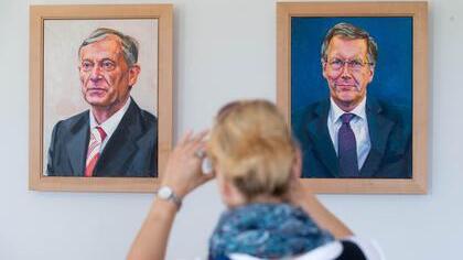 Porträts der ehemaligen Bundespräsidenten Horst Köhler (links) und Christian Wulff im Schloss Bellevue in Berlin. Foto: Kay Nietfeld/dpa Porträts der ehemaligen Bundespräsidenten Horst Köhler (links) und Christian Wulff im Schloss Bellevue in Berlin. Foto: Kay Nietfeld/dpa