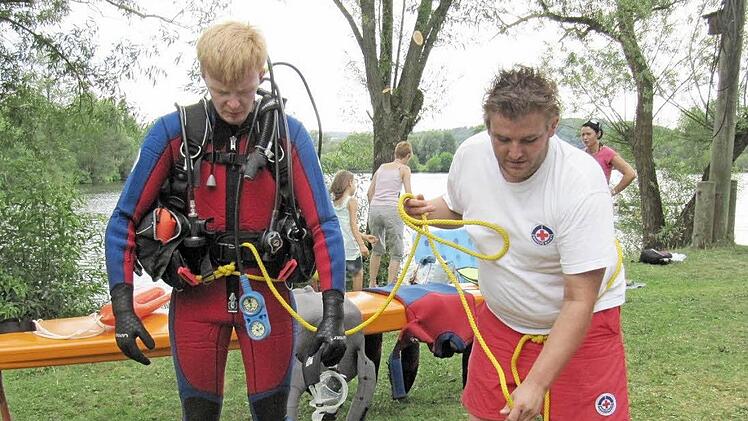 Taucher Michael Prommer bereitet sich auf den Einsatz vor - sein Leinenführer ist Jugendleiter Klaus Wrobel.