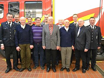 Ehrungen bei der Feuerwehr. Zahlreiche Mitglieder wurden für langjährige Mitgliedschaft ausgezeichnet. Rechts im Bild 2. Vorsitzender Michael Simon.  Foto: Andreas Lomb