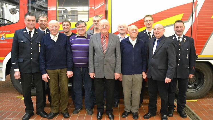 Ehrungen bei der Feuerwehr. Zahlreiche Mitglieder wurden für langjährige Mitgliedschaft ausgezeichnet. Rechts im Bild 2. Vorsitzender Michael Simon.  Foto: Andreas Lomb
