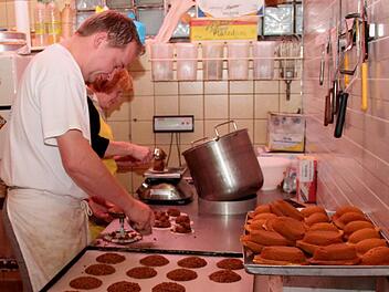 Jochen Galster und seine Mutter Cilly haben in diesen Tagen zum letzten Mal Lebkuchen gemacht. Foto: Johanna Blum