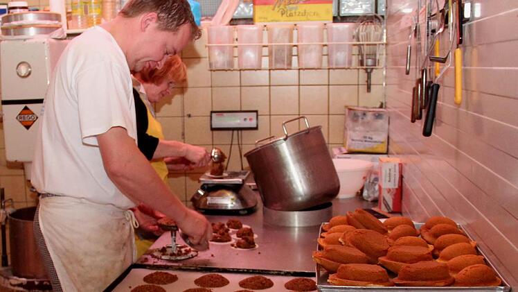 Jochen Galster und seine Mutter Cilly haben in diesen Tagen zum letzten Mal Lebkuchen gemacht. Foto: Johanna Blum