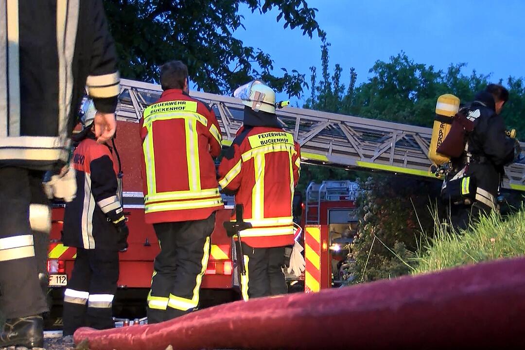 Blitz schlaegt in Dachstuhl in Adlitz ein