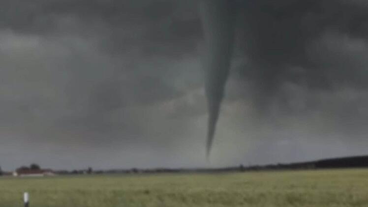 Screenshot aus dem Video des Youtube-Kanals ViralVideoLab, das angeblich den Tornado vom 27. Juni 2015 zeigen soll.
