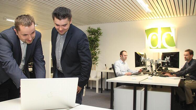 Besprechung am Laptop: Firmengründer Michael Ihnen (links) und Mitgesellschafter Timo Heinold. Im Dezember zieht der Großteil der Belegschaft der Ihnen Group von der Arendt-Villa in Petzmannsberg in ein 1000 Quadratmeter großes Büro in der Von-Linde-Straße um. Foto: Stephan Tiroch