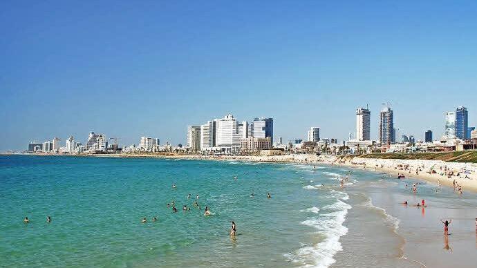 Die Strände von Tel Aviv begeistern mit den Reizen des östlichen Mittelmeers. Foto: djd/Flughafen Hamburg/panthermedia-Michael Jakobi