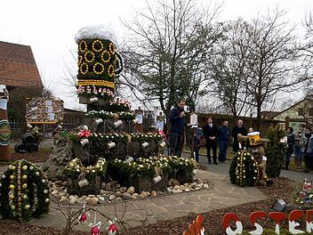 Liebevoll schmückten rund 30 Mitglieder der Osterbrunnenfreunde aus Kleingesee die Anlage. 15 Frauen hatten die Eier für den Bierosterbrunnen vorher bemalt. Fotos: Thomas Weichert