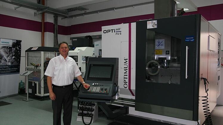 Kilian Stürmer an einer 200000 Euro teuren CNC-Fräsmaschine, eines der Spitzenprodukte Foto: Werner Baier