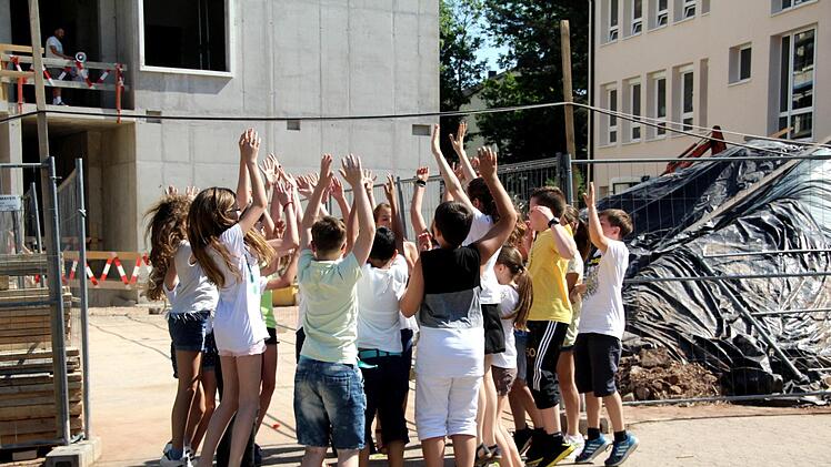 Am Erweiterungsbau der Carl-Platz-Schule wurde Richtfest gefeiert.  Foto: Richard Sänger