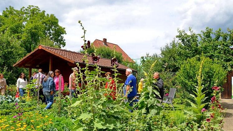 Besucher aus nah und fern interessierten sich für die Gärten in Buttenheim und Gunzendorf.  Fotos: Andrea Spörlein