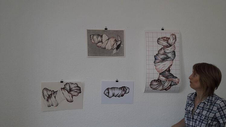 Malatsion`s neuste Entwürfe hängen an der Wand. Die Inspiration dazu  fand sie auch im Trödelhaus in der Marienanstalt. Foto: Hartmut Hessel